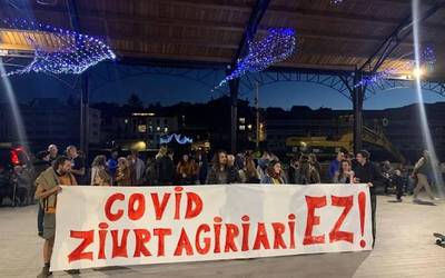 COVID ziurtagiriaren kontra elkarretaratu da hainbat herritar