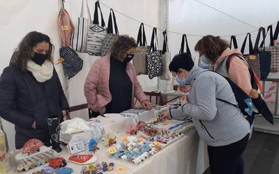 Erregeetako artisau azoka egin dute goizean