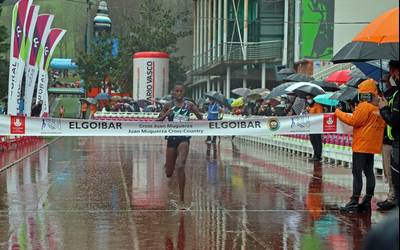 Kimeli eta Jebitok keniarrak gailendu dira euritan eta lokatzarekin jokatu duten Mugertza krosean