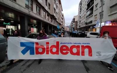 Euskal presoak etxeratzeko mobilizazio jendetsua egin dute Itzubaltzeta/Romo-Areetan