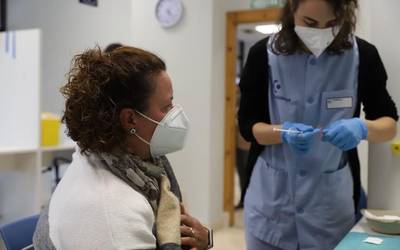 40 urtetik gorakoek errefortzu dosirako hitzordua eskatu dezakete