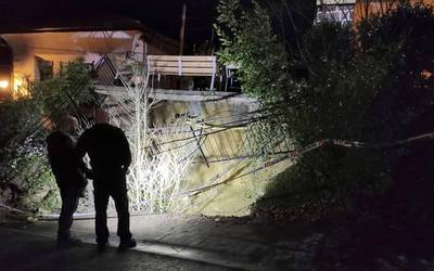 Berako 24 familia etxetik atera behar izan dituzte, erreka batek gainezka egin eta zulo handia eragin duelako