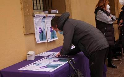 Osakidetzak kaleratutako 4000 langileak berriro  kontratatzeko sinadurak biltzen ari da Podemos-Ahal dugu