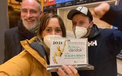 Iratxe Mediavilla eta Zugaitz Ayusoren Malda Bikes dendaren erakusleihoa saritu dute