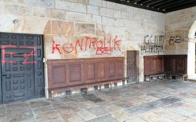 Herrian agertu diren pintaketen aurrean "atsekabea" erakutsi du Udalak
