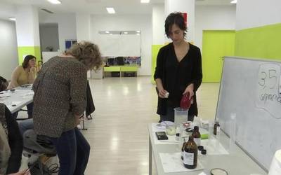Kosmetika naturala eta grabatua lantzeko aukera, Ekin Emakumeak Elkartearen eskutik