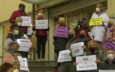 Lehen arretaren aurrekontuari egindako murrizketak salatzeko konzentrazioa Osasun Zentroan