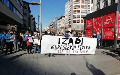 Izadiren eskubideak errespetatzeko eskatu diote sindikatuek Espainiari