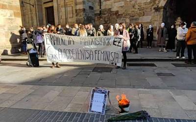 Tuterako erailketa matxista salatzeko kontzentrazioa egin dute Durangon