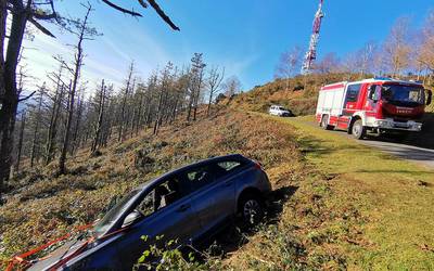 Bere autoak harrapatuta zauritu den gizon bat helikopteroan eraman dute Karakatetik