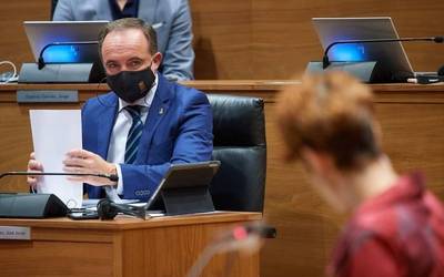 Europako funtsen banaketaren aurkako Madrilen “erasoa” gaitzetsi dute, Navarra Sumak ez beste talde guztiek