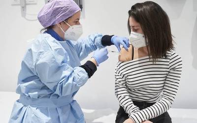 30 urteko herritarrengana iritsi da txertoaren hirugarren dosia