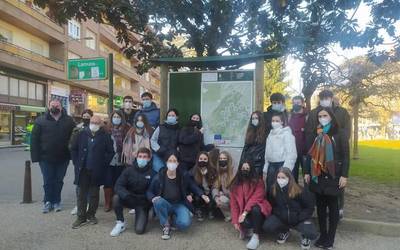 Laudioko ondarea ezagutzera emateko panela inauguratu dute Laudio BHIko ikasleek