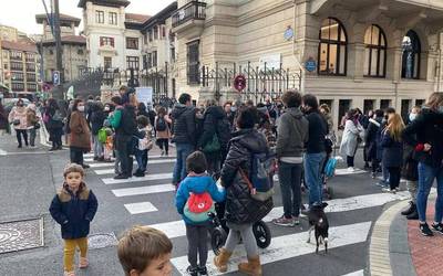 Atxuriko eskola pareko zebrabidea mozteagatik 600€ko isuna ordaindu beharko dute bi gurasok