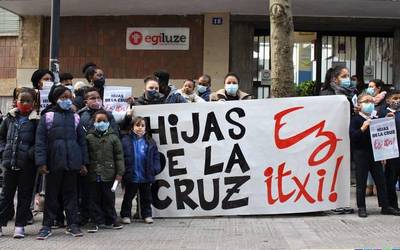 Solokoetxeko Hijas de la Cruz itxieraren aurrean hainbat mobilizazio deitu dituzte