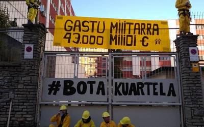 Kuartelaren aurkako ekintza zuzena gauzatu dute antimilitaristek