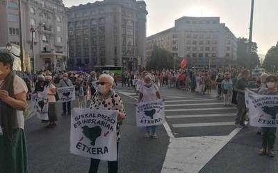 Elkartasun mosaikoa egingo du Sarek bihar goizean Bilboko Plaza Barrian