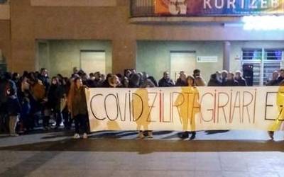 'Covid ziurtagiria'-ren aurkako sinadurak batzen dabiltza