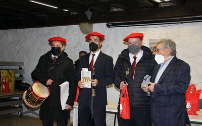 Elgoibarko dultzaineroak omendu dituzte filatelia elkartekoak