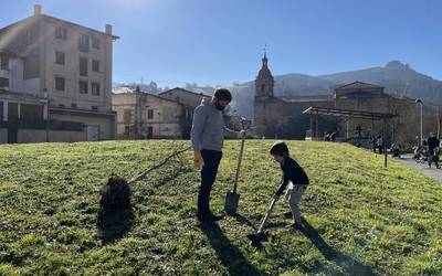 Familiek landatutako zazpi astigar berri daude Santa Marina plazan