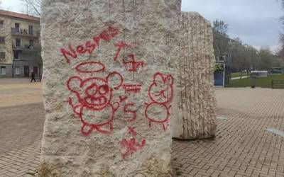 Mezu arrazistak eta ikur faxistak margotu dituzte Judimendiko monumentuan