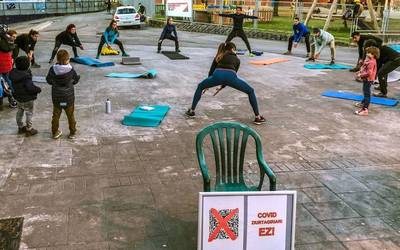 Gimnasia ariketak kalean protesta moduan, 'COVID ziurtagiria' salatzeko