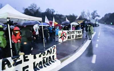 Azazetako zentral eolikoa gelditu