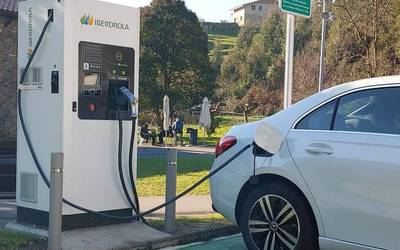 Auto elektrikoak kargatzeko puntua martxan dago jadanik
