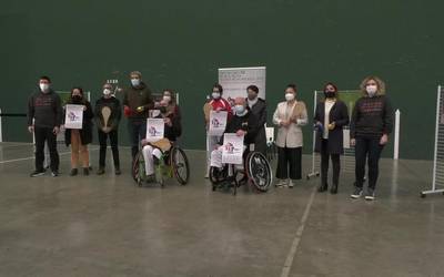 Gipuzkoako XII. Pilota Egokituko txapelketa aurkeztu dute Amasako Udal Pilotalekuan