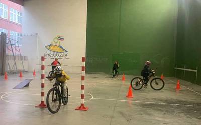 Leioako 500 ikaslek baino gehiagok parte hartu dute bizikletaren erabilera sustatzeko udal-ekimenean