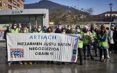 Laudioko merkatuan zabaldu dituzte Artiacheko langileek euren aldarriak