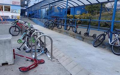 Samaniego Herri Eskolako bizikleta aparkalekua estaltzeko lanak hastear