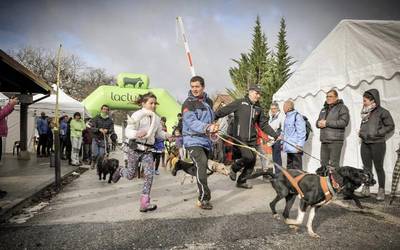 Lau sakandar lehian Etxarri Aranazko Txakurkrosaren itzuleran