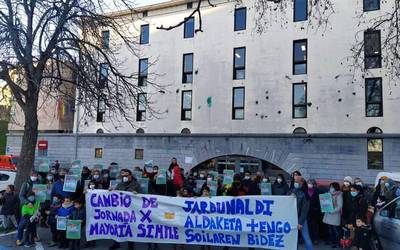 Jardunaldi aldaketa erabakitzeko gehiengo soila nahikoa izatea eskatu dute Haur eta Lehen Hezkuntzako eskola publikoetako gurasoek