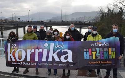 22. Korrika aurkeztu dute Baztango, Irungo eta Hendaiako arduradunek Irungo Avenida zubian