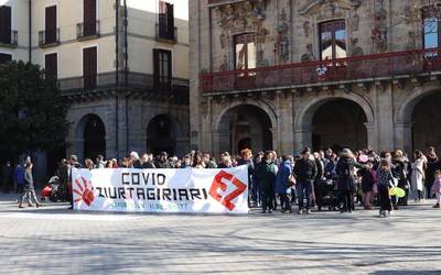 COVID ziurtagiriaren kontrako elkarretaratzea egin dute Oñatin