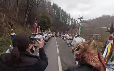 [Bideoa] Iturengo eta Aurtizko joaldunak Zubietako bidean eta herrira ailegatzen