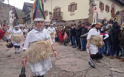 Gaur iturendarrek eta aurtiztarrek zubietarrei bisita itzuli diete