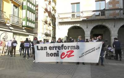 Lan erreformari ezekoa adierazteko elkarretaratzea  egin dute