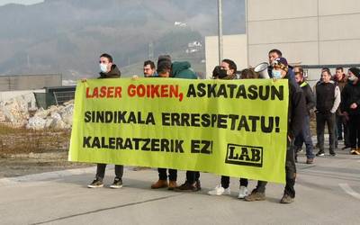 Hauteskunde sindikalak deitzeagatik Laser Goiken enpresak kaleratu dituen 4 langileen alde manifestatu dira