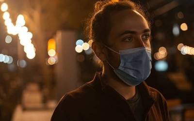 Aire zabalean maskararen derrigortasuna bertan behera utziko dute