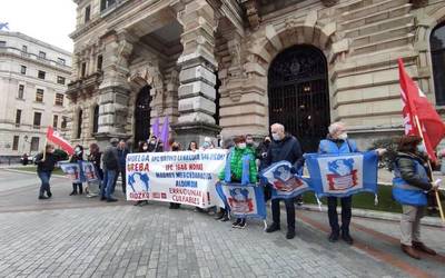 Bizkaiko Foru Aldundiaren aurrean mobilizatu dira Madres mercedarias egoitzako langileak