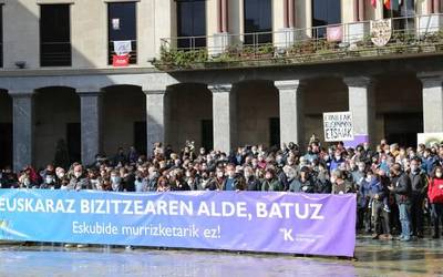 Euskararen aurkako erasoei "batasunetik" aurre egiteko deia egin dute Laudion