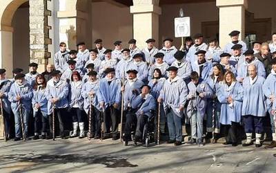Txikiteroek blusa jantzi, makila hartu eta kantuan ospatu dituzte urrezko ezteiak