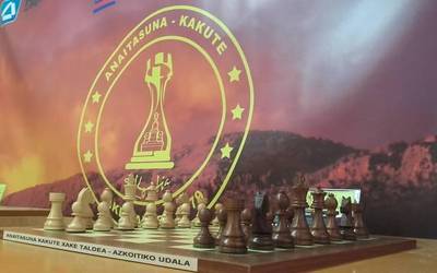 Eman daiteke izena xakeko XII. Anaitasuna Kopan
