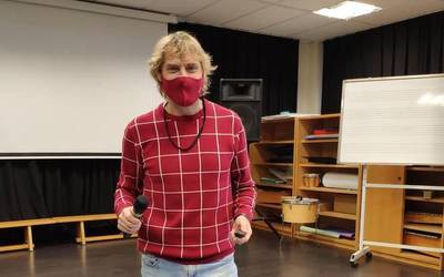 Julian Iantzik euskararekin izandako bizipenak partekatu ditu Berrizko institutuan