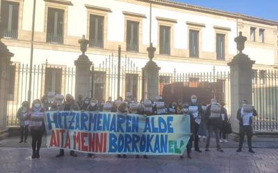 Aita Menniko hainbat langilek elkarretaratzea egin dute Eusko Legebiltzarraren aurrean