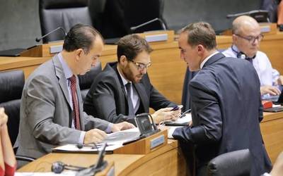 UPNren diziplina batzordeak bi urte eta erdiko militantzia etetea proposatu du Sayas eta Adanerorentzat