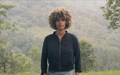 Naomi Mendizabal: "Meditazio podcast bat dela esaten dut"
