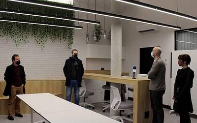 Industria eta teknologia arloko enpresa sortu berrientzat inkubagailua inauguratu dute Azitainen